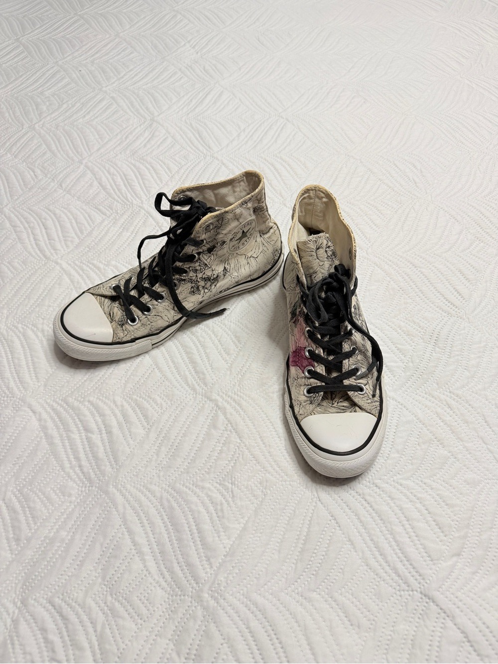 Converse Women’s High-Top Sneakers in Beige with Floral Design. Size 10